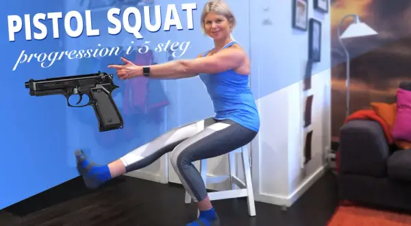 Kvinna utför pistol squat, en övning som bygger starka pistol squat muskler. En pistol är placerad bredvid henne.
