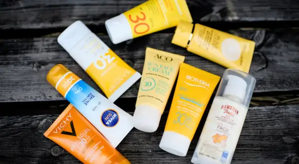 Solkrämer med SPF 30 och 50 ligger utspridda. Med dessa kan man bli brun utan att bränna sig.