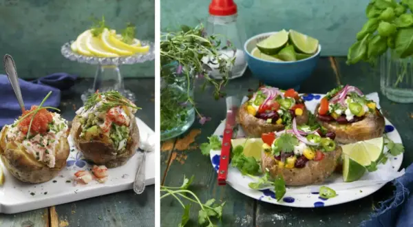 Två olika bakad potatis fyllning: en med lax och rom, den andra med räkor och avokado. På andra sidan syns bakad potatis med bönor, majs och grönsaker.