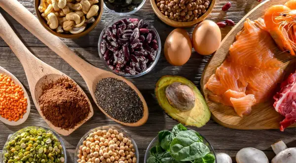För att undvika knakande leder och vitaminbrist, en rik blandning av nötter, bönor, linser, chiafrön, ägg, lax, kött, avokado, spenat och svamp.