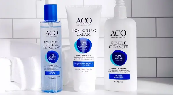 ACO Hydrating Micellar Cleansing Gel, Protecting Cream och Gentle Cleanser i en badrumsmiljö.