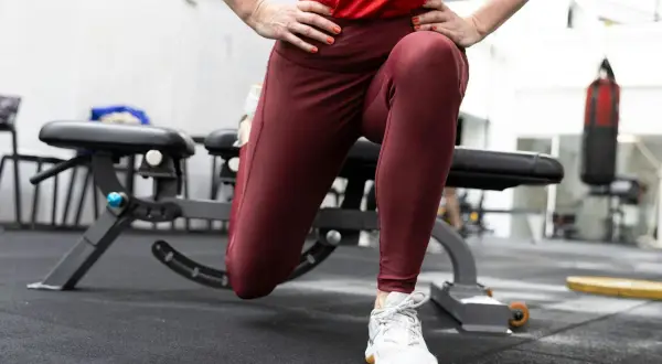 Kvinna utför bulgarian split squat, en övning som tränar framför allt framsida lår och rumpa.