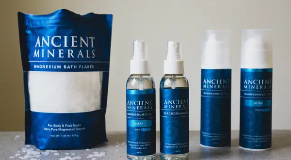 En påse magnesiumflingor och tre flaskor med magnesiumolja och lotion från Ancient Minerals. Magnesiumcitrat för välbefinnande.