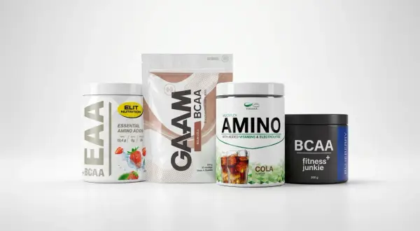 Flera BCAA-produkter och en EAA-produkt visas. Frågan "hur mycket bcaa per dag" kan besvaras med hjälp av informationen på förpackningarna.