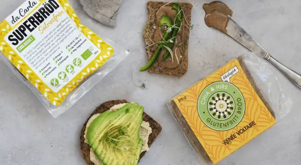 Da Carla Superbröd med solrosfrön, glutenfritt och ekologiskt. Två bitar bröd med avokado och en med grönsaker, redo att avnjutas.