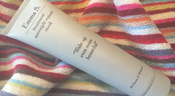 Emma S. overnight mask på en randig handduk. "Wake up even more beautiful" lovar produkten.