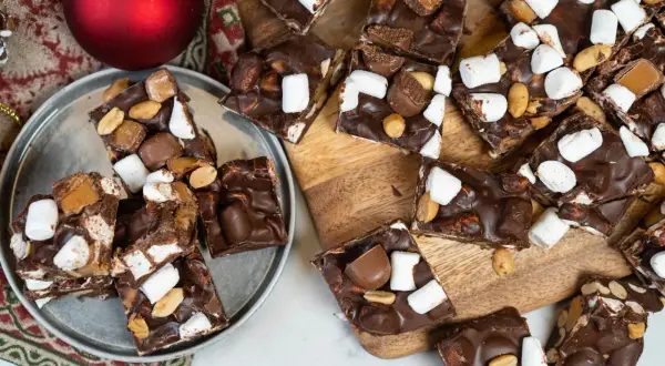 En hög med klassisk rocky road-godis med marshmallows, nötter och chokladbitar.