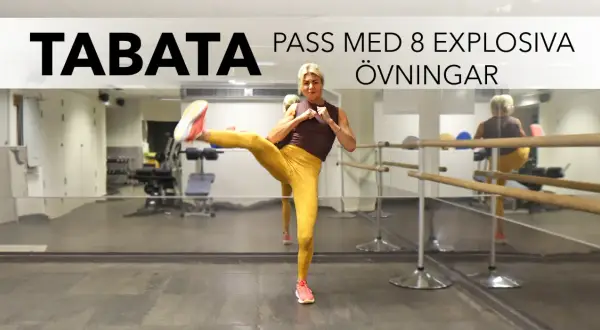 Kvinna utför ett högt spark i ett gym, redo för ett explosivt tabata pass.