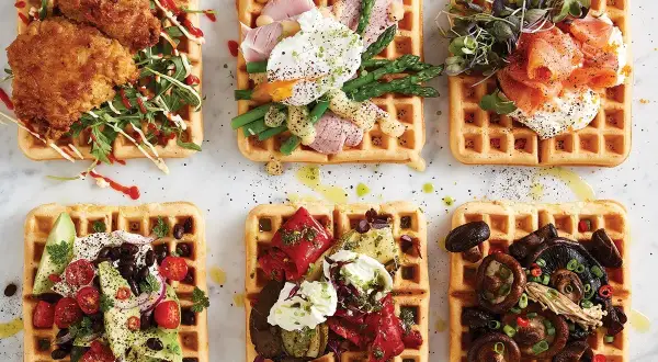 Sex olika matiga våfflor: med friterad kyckling, pocherat ägg och sparris, rökt lax, avokado och bönor, grillade grönsaker och ost, samt svamp.