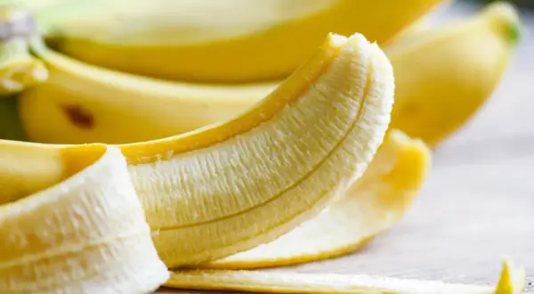 En delvis skalad banan, som visar den vita insidan. En perfekt och nyttig mellanmål.