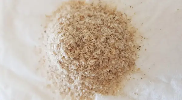 En hög med psyllium husk kapslar, ett naturligt kostfiber som kan hjälpa till med matsmältningen.