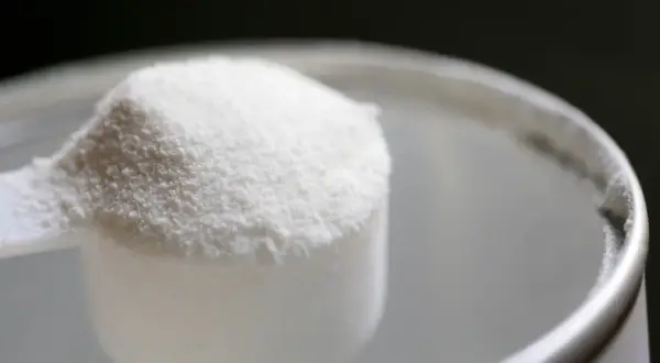 En skopa vitt pulver, troligen l-glutamin, som kan ge biverkningar.