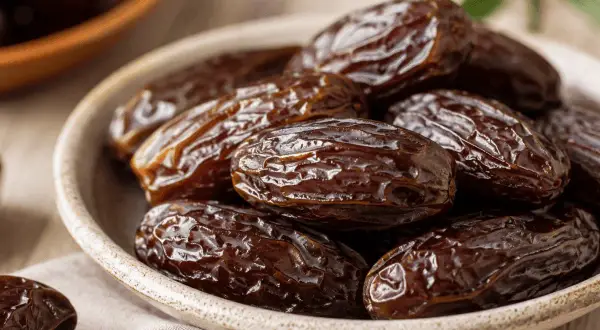En skål med dadlar, som visar att dadlar nyttigt är ett bra val för en hälsosam snack.