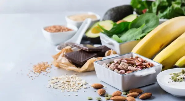 Bönor, nötter, bananer, avokado, spenat och mörk choklad – livsmedel rika på magnesium som kan hjälpa vid viktuppgång.