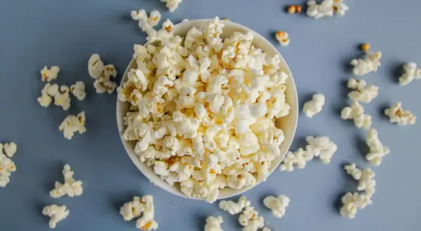 En skål med fluffigt popcorn, perfekt för en mysig filmkväll. Visste du att popcorn nyttigt kan vara?