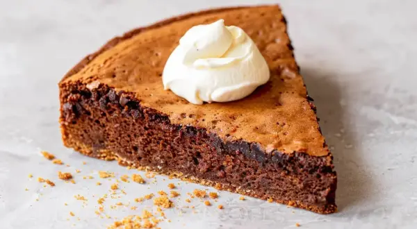 En bit kladdkaka med proteinpulver, toppad med en klick grädde. Perfekt för den som vill ha något gott och proteinrikt.