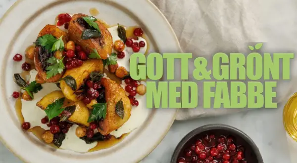 En tallrik med gyllene, grillade grönsaker, toppad med krämig sås, lingon och örter. Perfekt för att grilla vegetariskt!