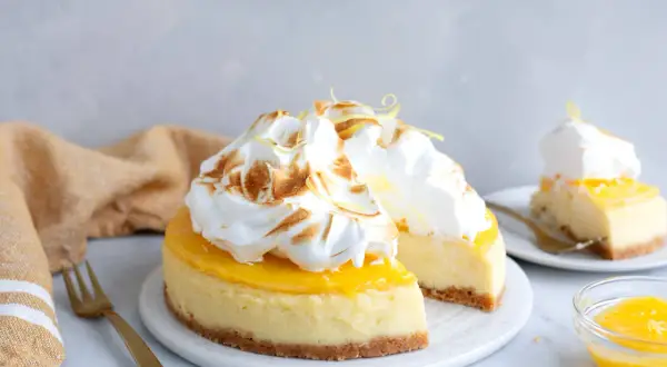 En krämig citronmarängtårta, perfekt att baka med citron. Toppad med fluffig maräng och citronskal.