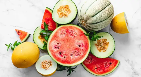 En melon sorter har valt ut dessa saftiga meloner och vattenmeloner, uppskurna och dekorerade med mynta.