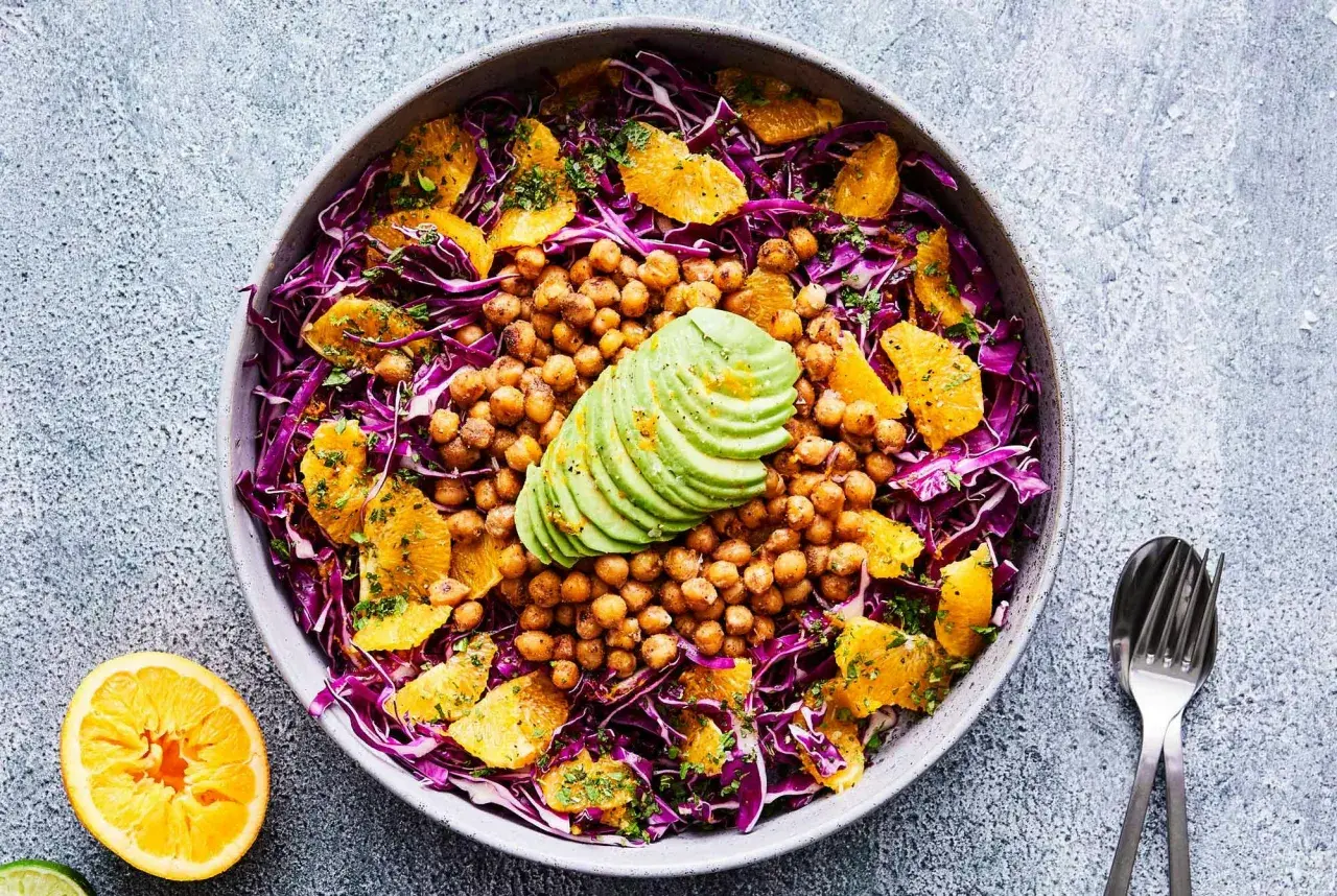 En färgstark kikärtssallad med rödkål, apelsin och avokado. En hälsosam rätt med låga sallad kalorier.