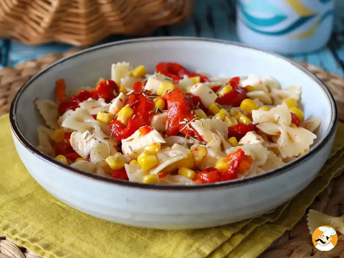 En härlig pastasallad med fjärilspasta, majs och paprika. Ett perfekt pastasallad recept för sommaren.