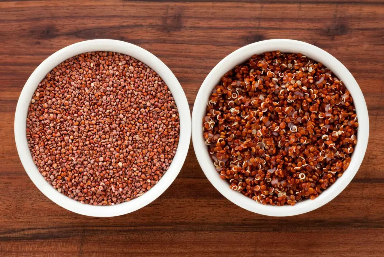 Två skålar med quinoa, en med råa frön och en med kokt. Quinoa är en utmärkt källa till komplexa kolhydrater.