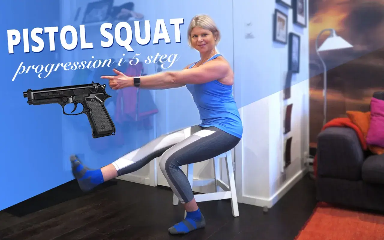 Kvinna utför pistol squat, en övning som bygger starka pistol squat muskler. En pistol är placerad bredvid henne.