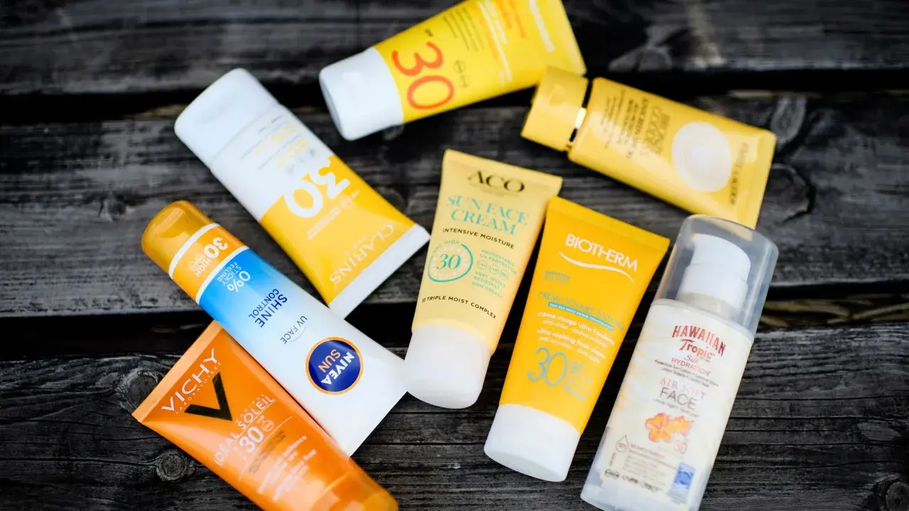 Solkrämer med SPF 30 och 50 ligger utspridda. Med dessa kan man bli brun utan att bränna sig.