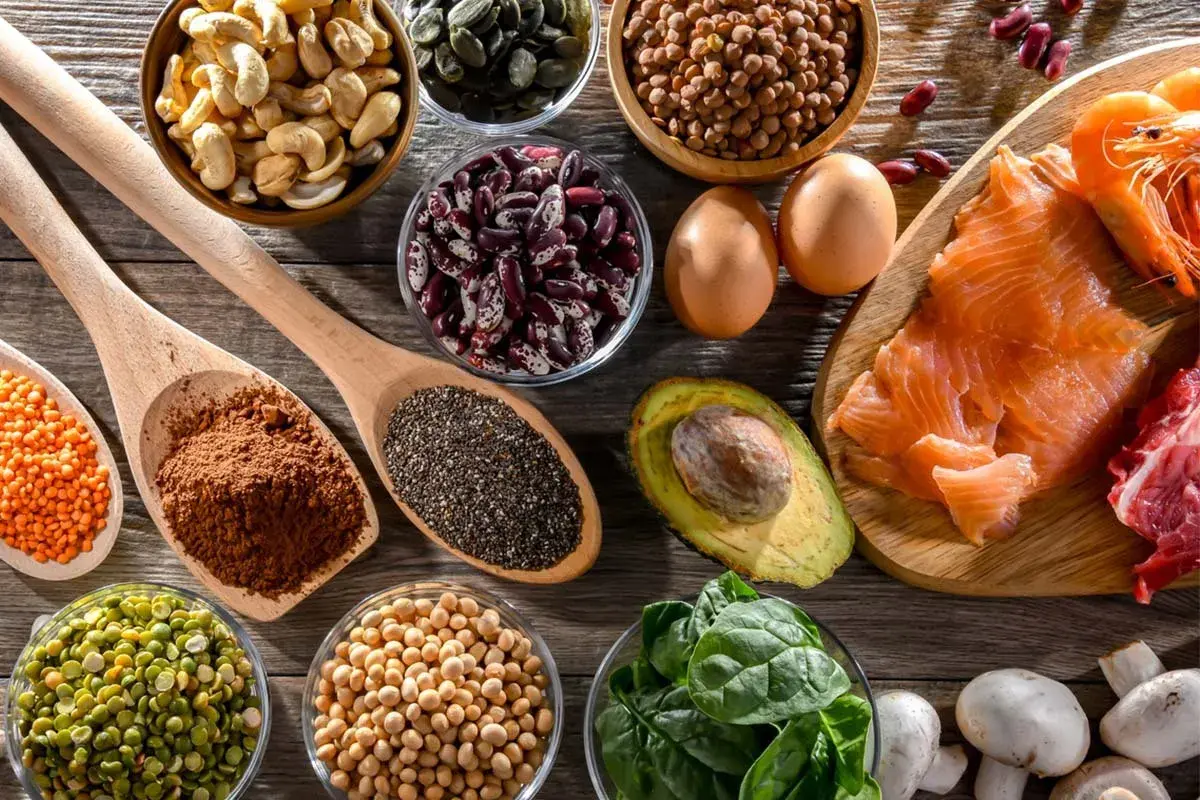 För att undvika knakande leder och vitaminbrist, en rik blandning av nötter, bönor, linser, chiafrön, ägg, lax, kött, avokado, spenat och svamp.