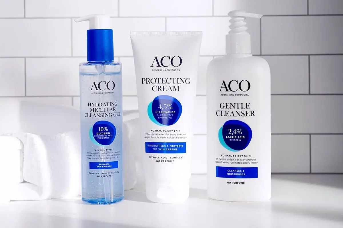 ACO Hydrating Micellar Cleansing Gel, Protecting Cream och Gentle Cleanser i en badrumsmiljö.