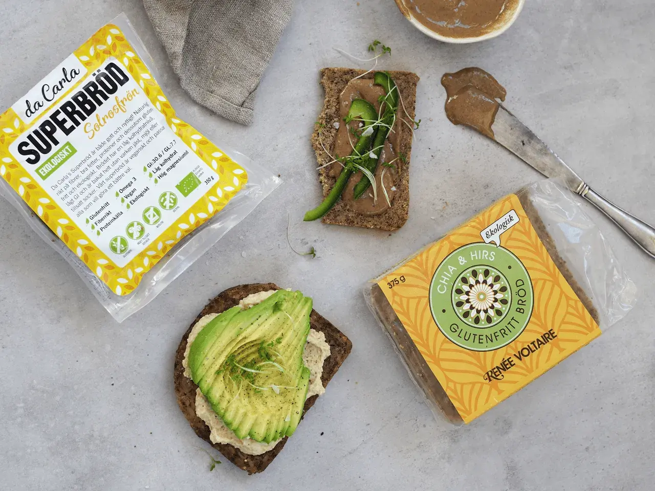 Da Carla Superbröd med solrosfrön, glutenfritt och ekologiskt. Två bitar bröd med avokado och en med grönsaker, redo att avnjutas.