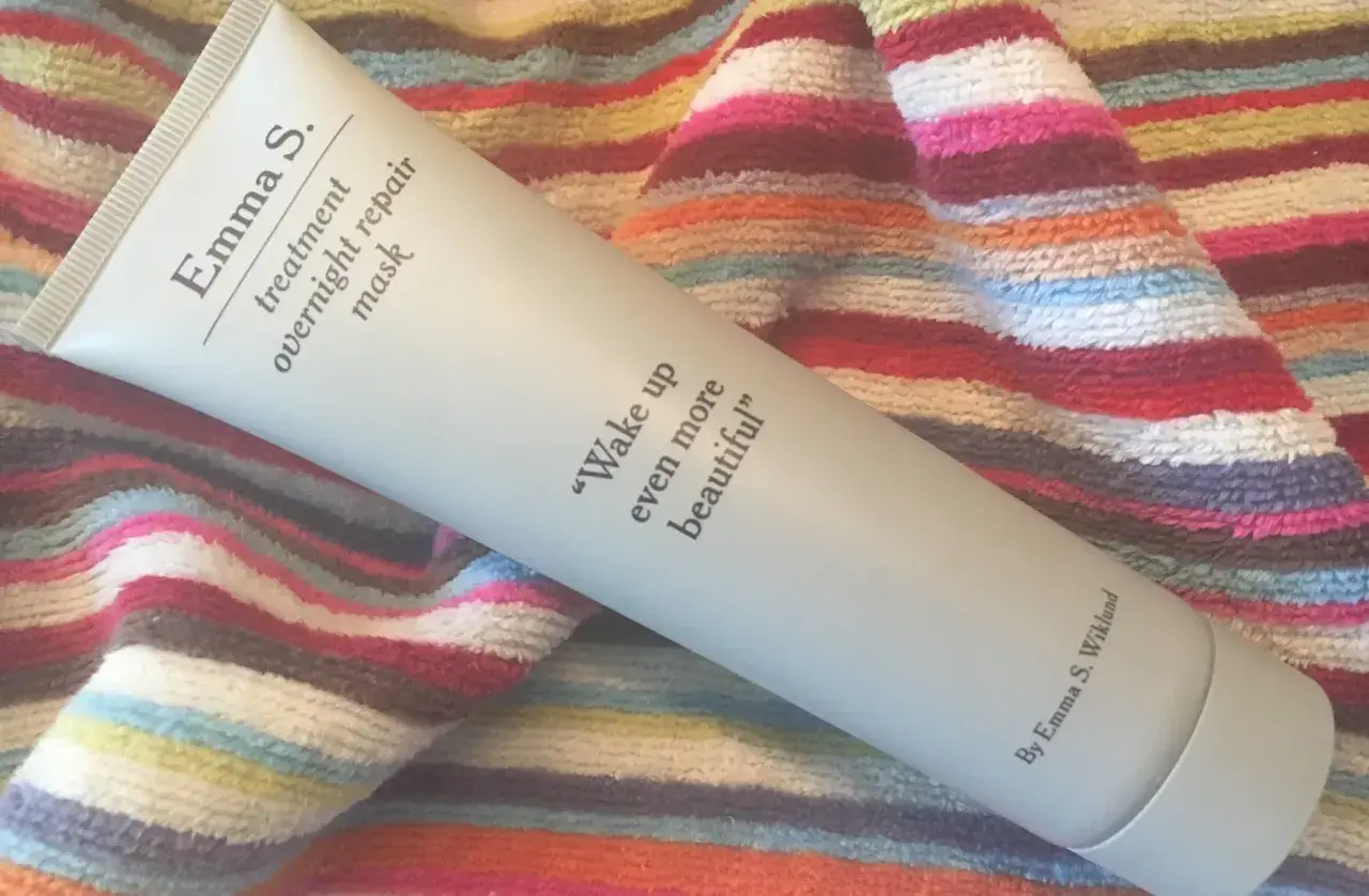 Emma S. overnight mask på en randig handduk. "Wake up even more beautiful" lovar produkten.