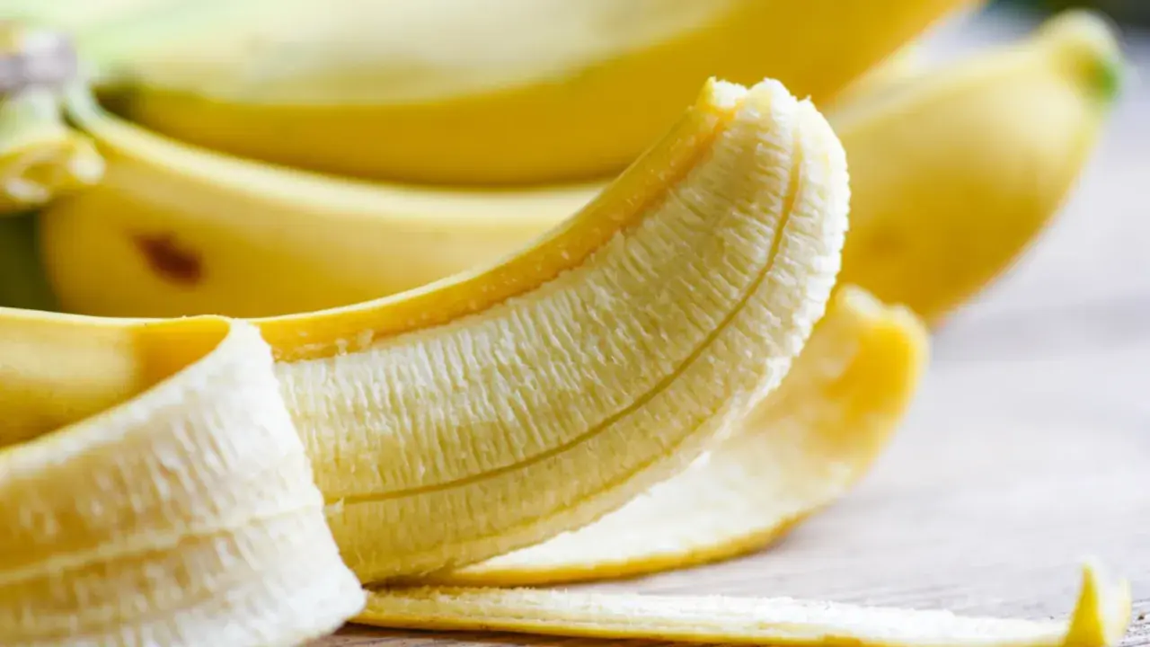 En delvis skalad banan, som visar den vita insidan. En perfekt och nyttig mellanmål.