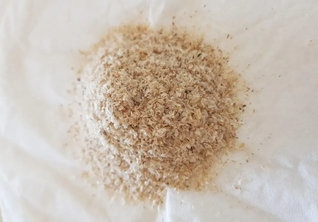 En hög med psyllium husk kapslar, ett naturligt kostfiber som kan hjälpa till med matsmältningen.