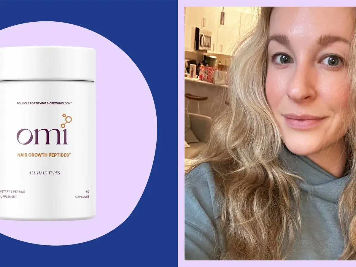 En kvinna med fantastiskt hår poserar bredvid en burk med Omi Hair Growth Peptides, som lovar ett hälsosamt och starkt hår.