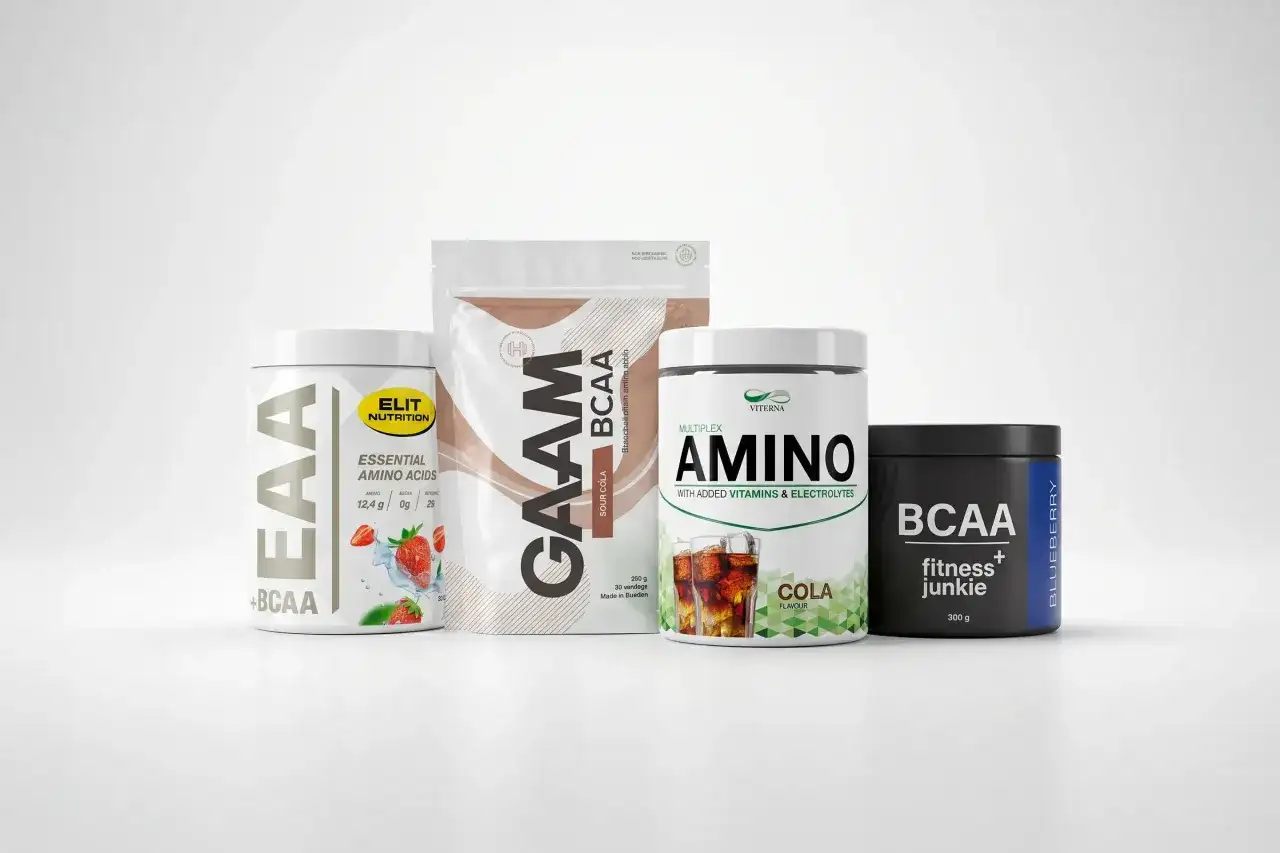 Flera BCAA-produkter och en EAA-produkt visas. Frågan "hur mycket bcaa per dag" kan besvaras med hjälp av informationen på förpackningarna.