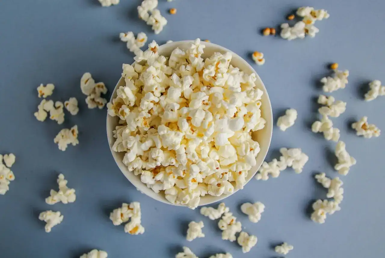 En skål med fluffigt popcorn, perfekt för en mysig filmkväll. Visste du att popcorn nyttigt kan vara?