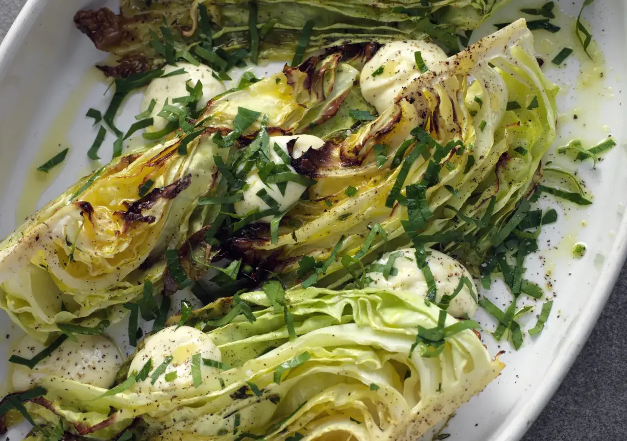 Ugnsrostad vitk&aring;l, nyttigt och gott, serverad med kr&auml;mig dressing och f&auml;rska &ouml;rter.