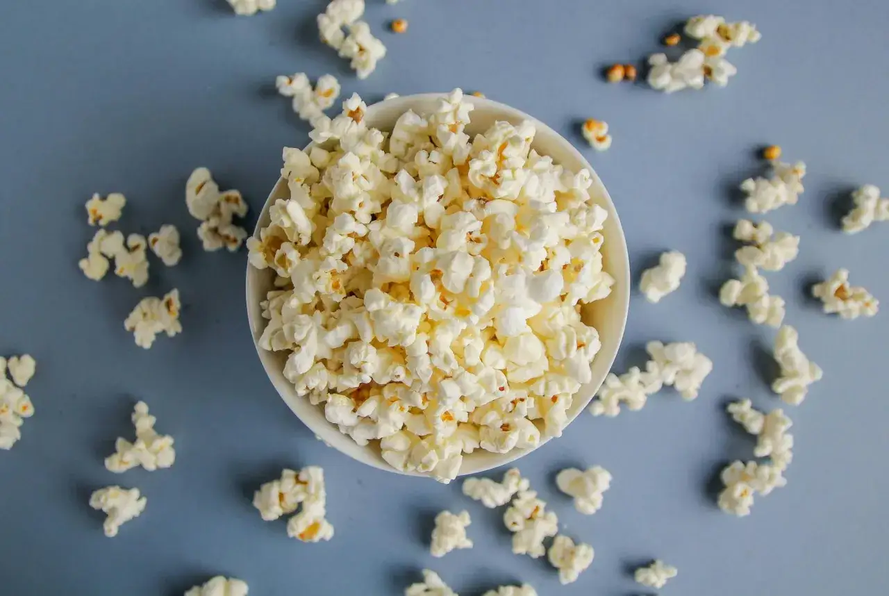 En sk&aring;l med fluffiga popcorn, perfekt f&ouml;r en mysig filmkv&auml;ll. Visste du att popcorn nyttigt kan vara?