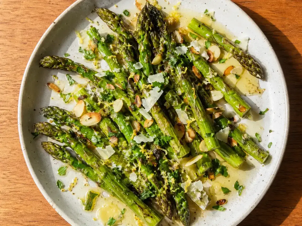 Ugnsrostad sparris med mandlar och parmesan. En härlig och nyttig rätt som passar perfekt som tillbehör. Sparris nyttigt!