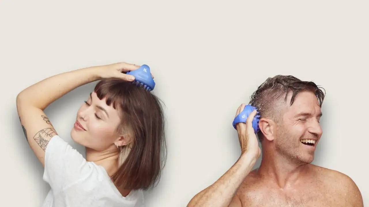 Kvinna och man anv&auml;nder bl&aring; h&aring;rbottenmassageapparater f&ouml;r att f&aring; tjockare h&aring;r.