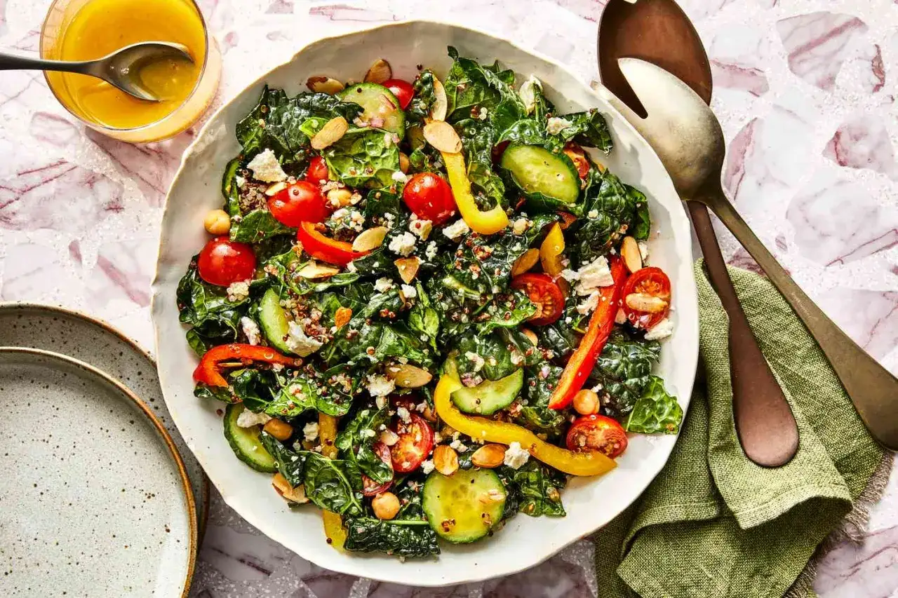 En stor skål med en färgstark sallad, full av grönkål, körsbärstomater, gurka, paprika och mandlar. En perfekt måltid för antiinflammatorisk kost.