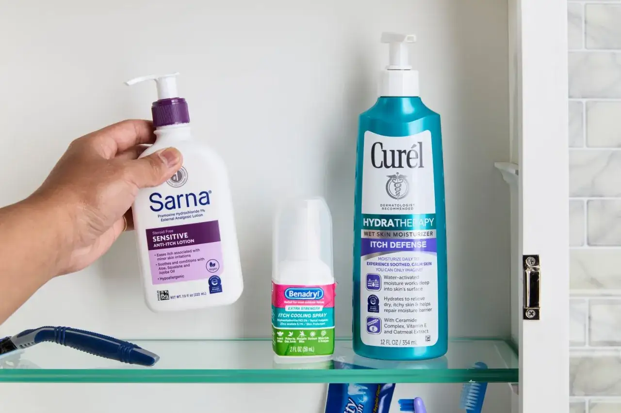Produkter f&ouml;r mycket torr hud: Sarna anti-itch lotion, Benadryl itch cooling spray och Cur&eacute;l hydratherapy.
