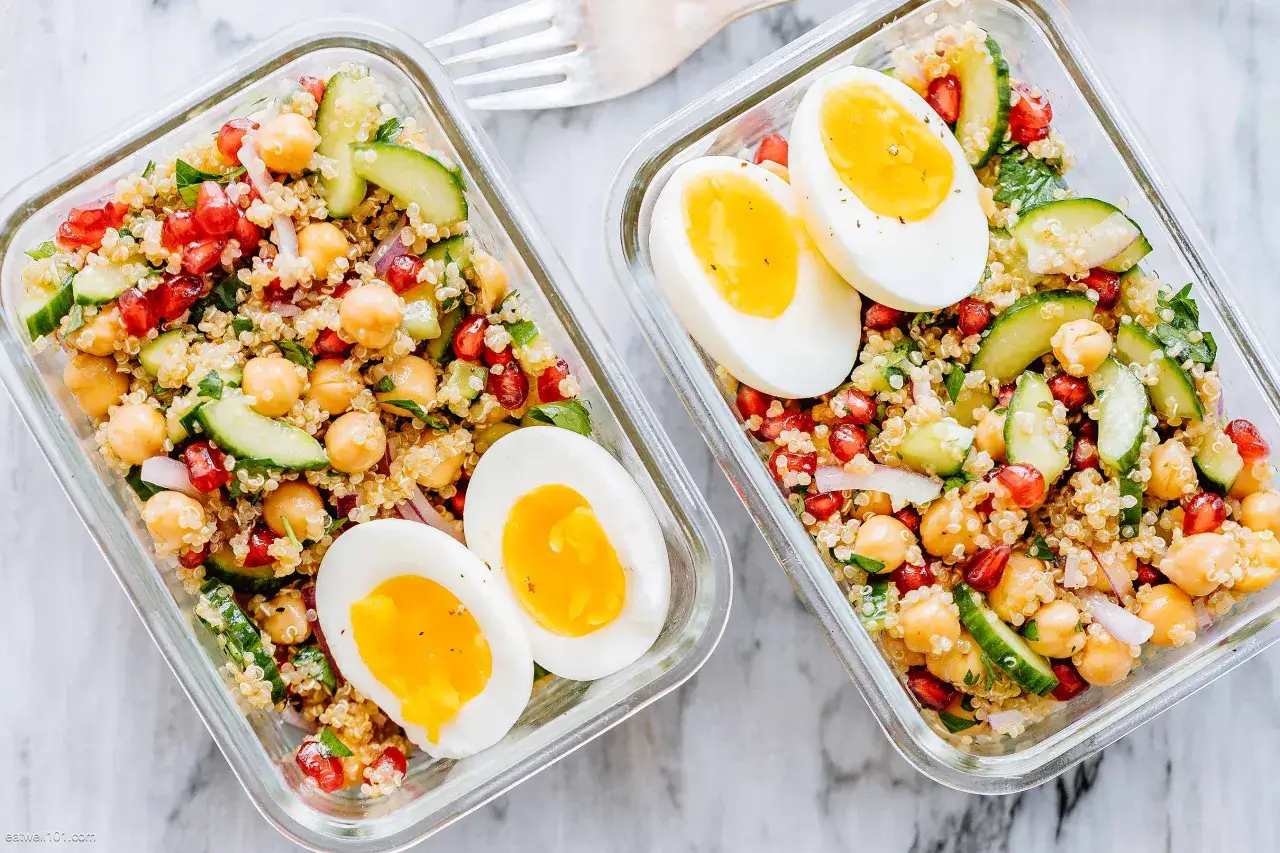 Tv&aring; matiga sallader i glasbeh&aring;llare med quinoa, kik&auml;rtor, gurka, granat&auml;pple och halverade kokta &auml;gg.