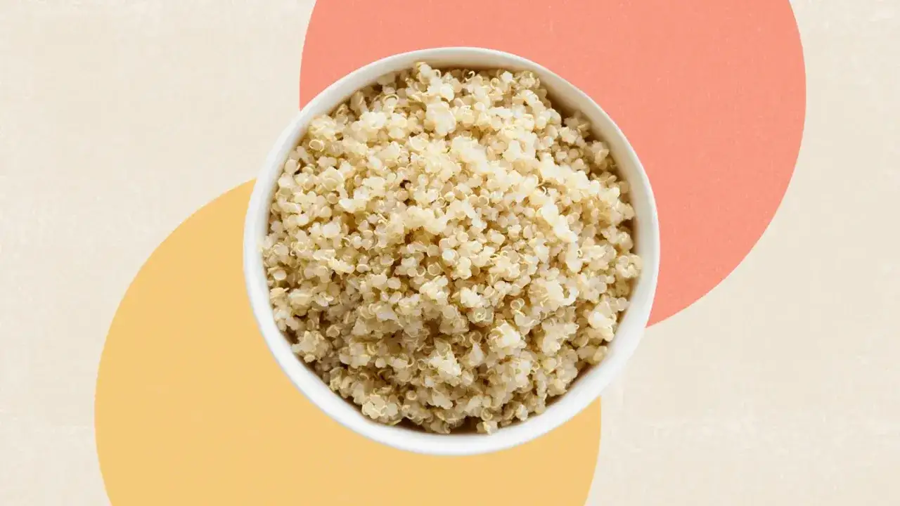 En sk&aring;l med kokt quinoa, en n&auml;ringsrik k&auml;lla till kolhydrater.
