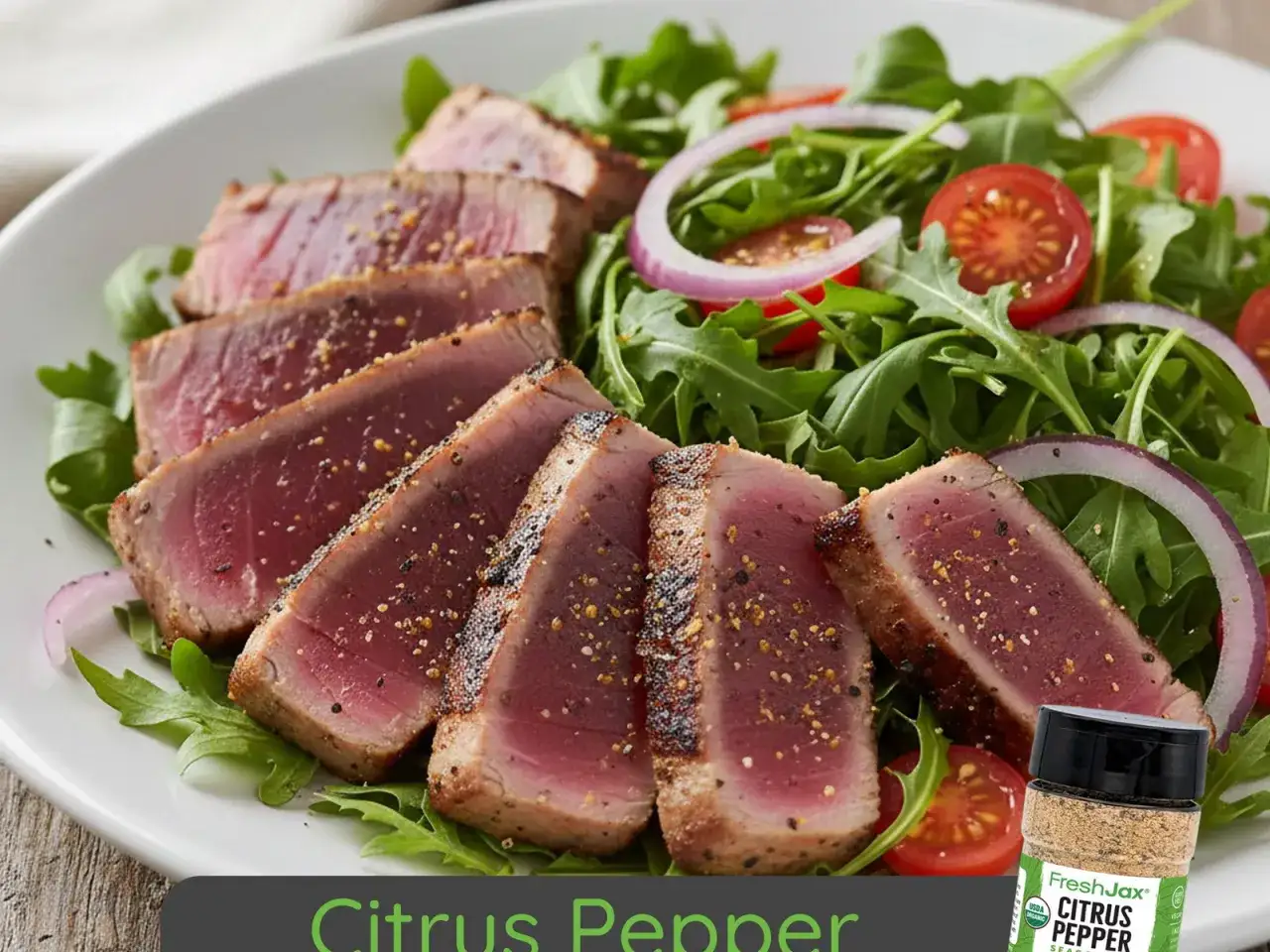 Skivor av perfekt grillad tonfisk serveras på en bädd av ruccola med körsbärstomater och rödlök. Kryddad med Citrus Pepper för extra smak.
