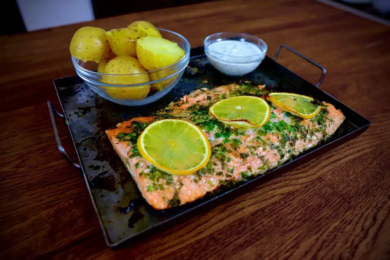 Lax i ugn med citron och dill, serverad med kokt potatis och en krämig sås. En perfekt middag!