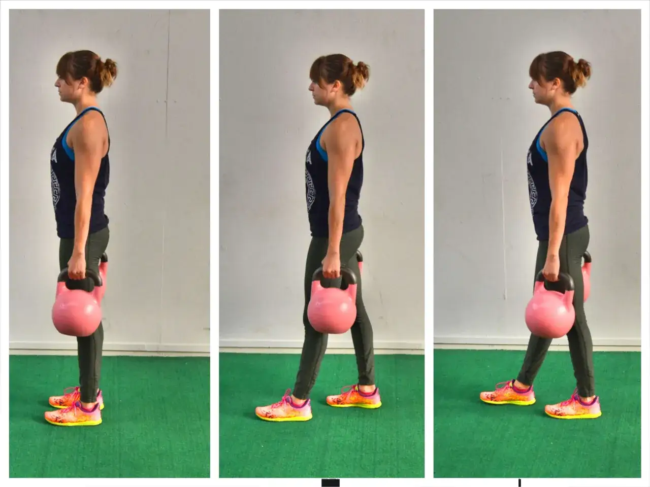 Kvinna utför farmers walk med rosa kettlebells.