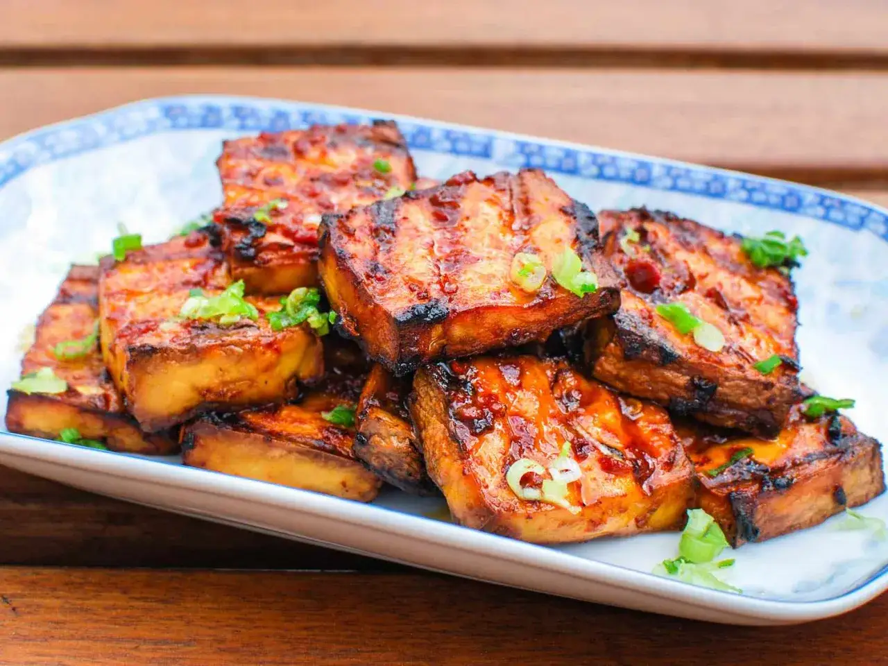 Grillad, glaserad tofu med v&aring;rl&ouml;k. Perfekt f&ouml;r att grilla vegetariskt en solig dag.