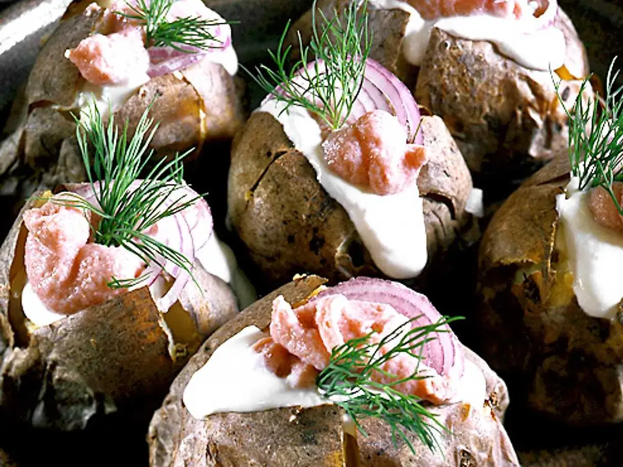 Bakad potatis med en kr&auml;mig fyllning av gr&auml;ddfil, r&ouml;dl&ouml;k, r&auml;kor och dill. En klassisk svensk r&auml;tt som &auml;r perfekt f&ouml;r en l&auml;tt lunch eller middag.